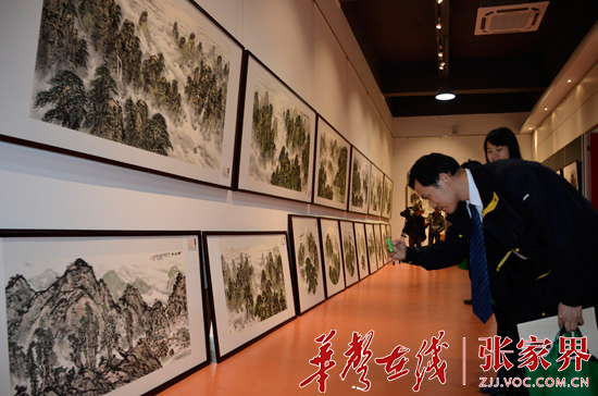 “水墨丹青张家界” 杨静山水画展“俏热”羊城