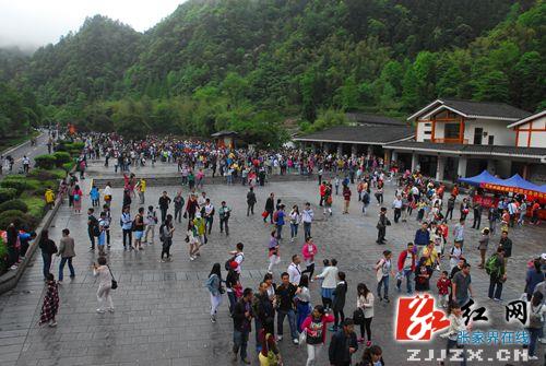 张家界核心景区迎“五一”客流高峰，景区旅游秩序井然