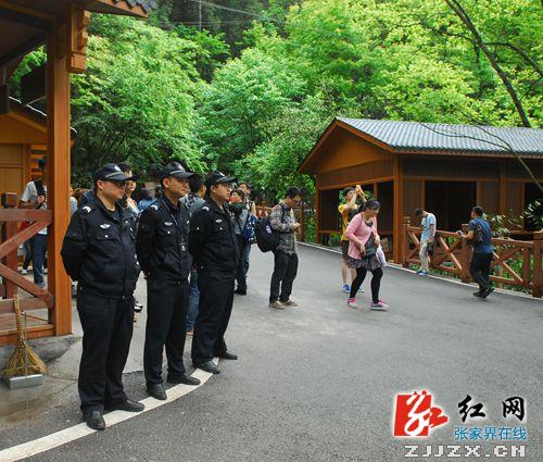 张家界核心景区迎“五一”客流高峰，景区旅游秩序井然