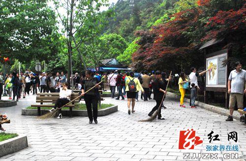 张家界核心景区迎“五一”客流高峰，景区旅游秩序井然