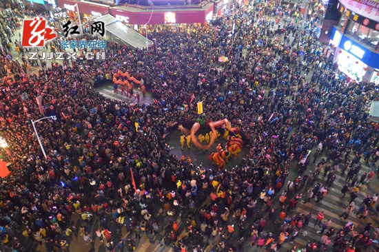 张家界三日游 - 杨光荣元宵夜感受热闹氛围 要求平安闹元宵