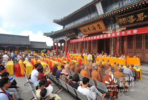 天门山寺举办重建十五周年庆诞高僧云集 众僧祈福