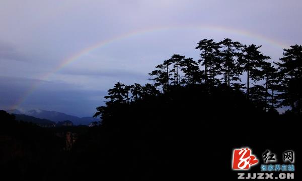 张家界黄石寨景区秋雨之后现彩虹奇观