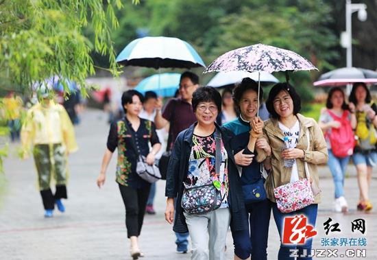 张家界宝峰湖：秋雨送来“清凉游”