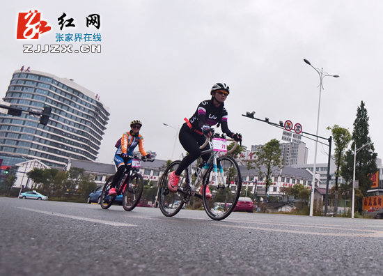 张家界-凤凰古城220KM不间断骑行挑战赛举行 300余名车