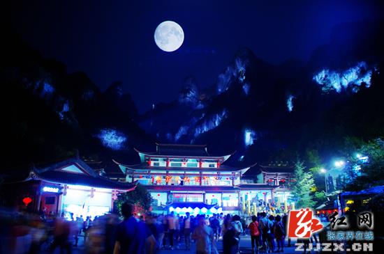 张家界旅游路线 - 中秋夜3000观众共赏天门狐仙双月辉耀天门胜景