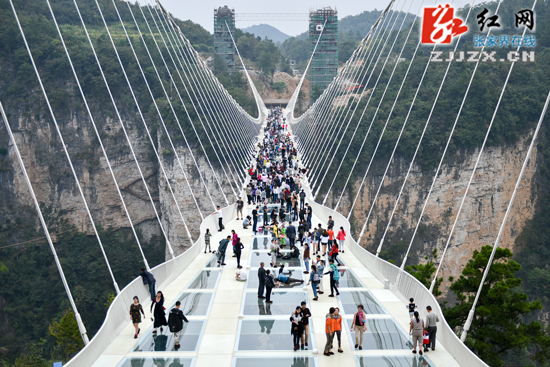 张家界旅游要多少钱 - 【黄金周时刻】黄金周首日张家界大峡谷玻璃桥秩序井然