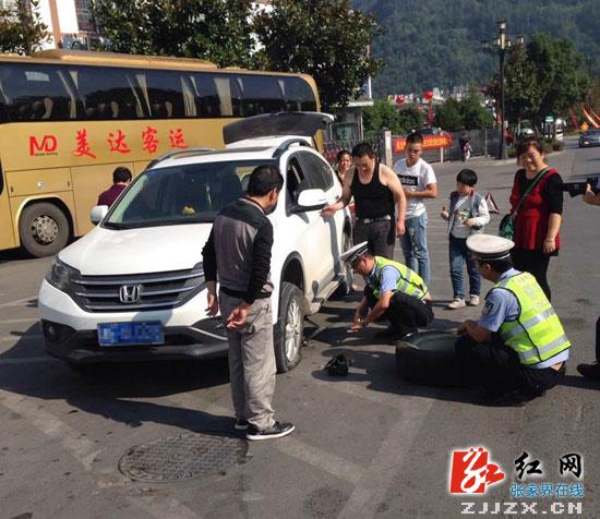 张家界旅游攻略自由行三天 - 【交警直通车】武陵源区“暖男交警”帮自驾游车辆换轮胎获好评