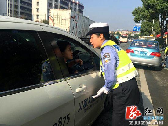 张家界交警一大队民警乐当“服务员”