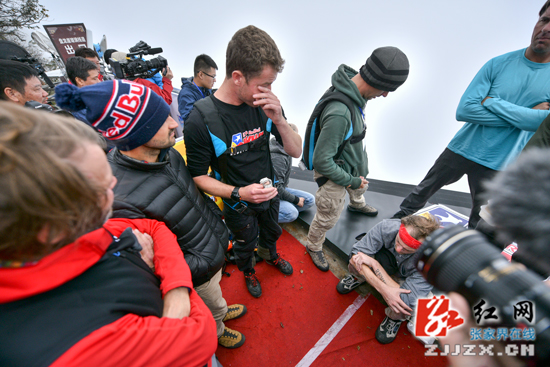 张家界旅游门票 - 千米峭壁洒骨灰 翼装运动员用特殊方式纪念同伴