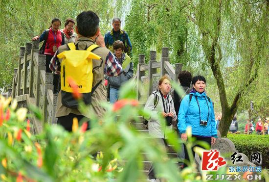 张家界旅游门票 - 秋意渐浓秋色美 黄龙洞景区迎来踏秋旅游高峰