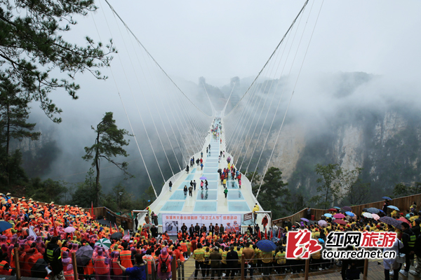 张家界大峡谷风景区感恩环卫工 免费游览玻璃桥