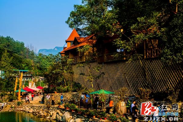 湖南张家界旅游景点 - 天气好转市民出游兴致高 老道湾度假景区游客倍增