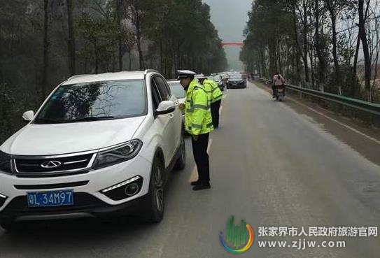 张家界旅游咨询 - 张家界大峡谷景区人流量突破2.2万人 慈利交警大队多措并举保安全