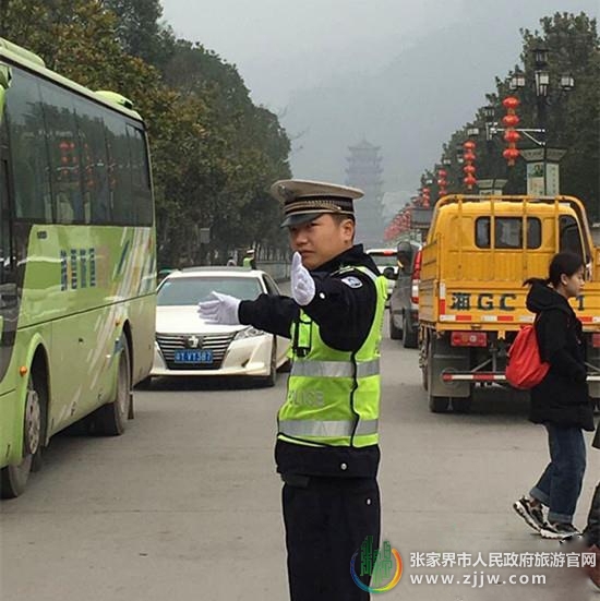 张家界旅游路线 - 春节旅游迎“高温” 武陵源交警全员上路保畅通