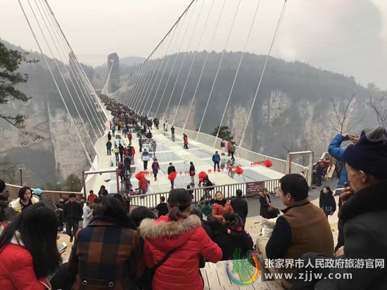 张家界旅游要多少钱 - 冰雪侵扰桥面结冰 张家界大峡谷玻璃桥暂停开放