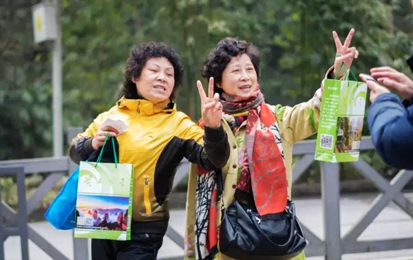 张家界旅游攻略三日游 - 黄石寨索道为100名女游客送“礼”