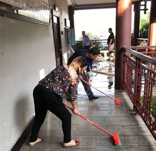 张家界三日游 - 武陵源：吴家峪门票站全员大扫除 干净迎五一