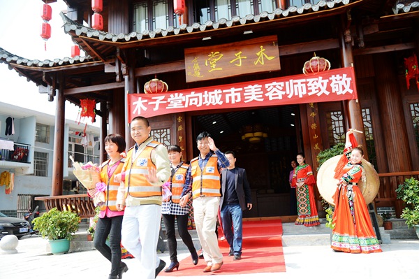 张家界三日游 - 向城市美容师致敬！武陵源一客栈请环卫工过“五一”