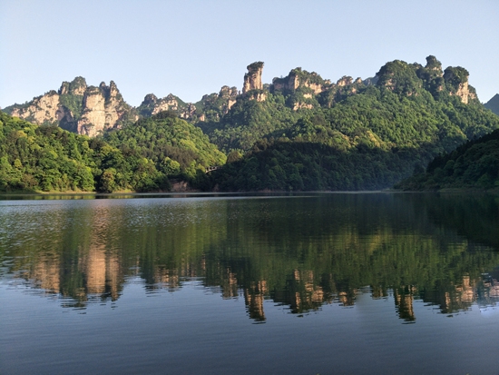 张家界武陵源初夏天蓝景美游人欢