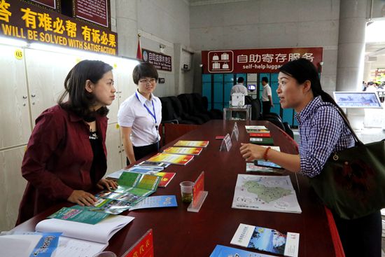 张家界旅游攻略 - 谢贵湘深入党代表活动室服务游客