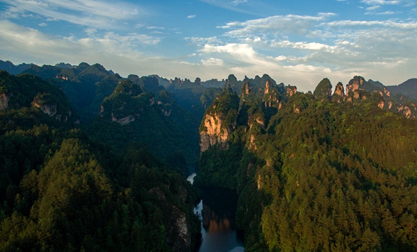 湖南张家界旅游景点 - 航拍晨曦中的武陵源百丈峡美如“中堂画”