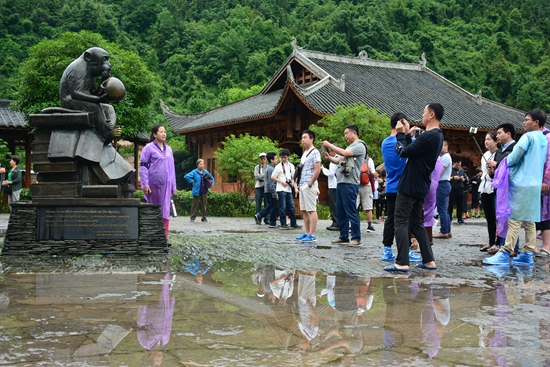 世界环境日 黄龙洞景区环保主题雕塑“后天”受追捧