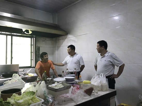 张家界旅游攻略自由行三天 - 秦进廷检查天子山街道客栈旅游住宿设施安全情况