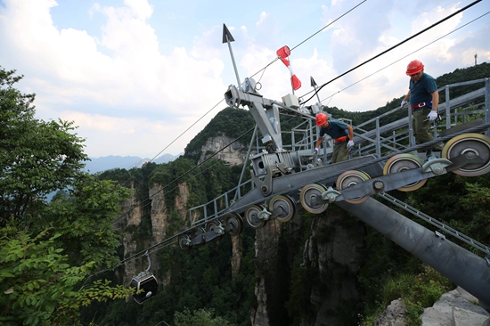 张家界旅游门票 - 武陵源：高温巡检保安全