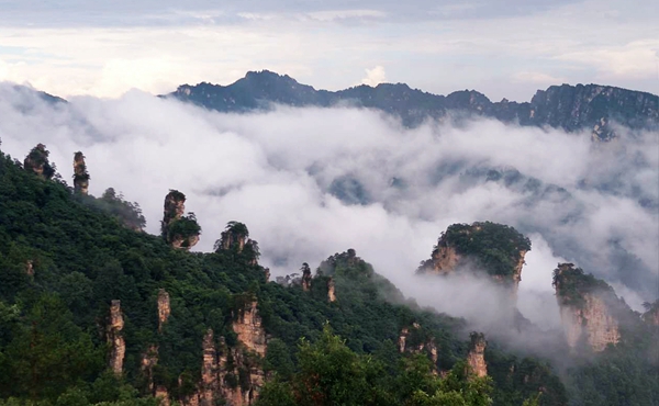 武陵源天子山“太阳雨”后涌云海仙景