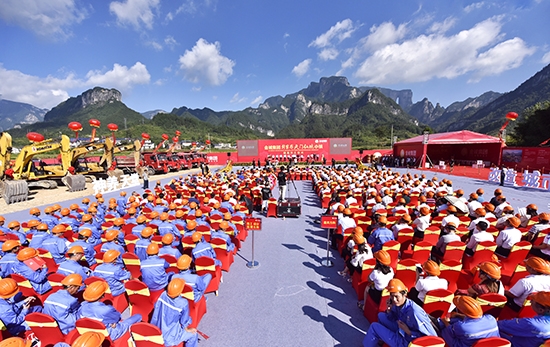 湖南张家界旅游景点 - 张家界天门仙境小镇项目开工建设 虢正贵宣布项目开工