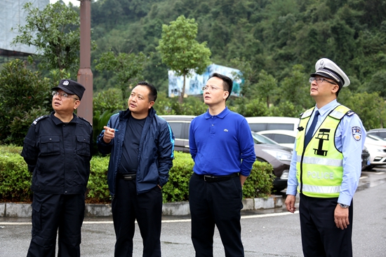 张家界旅游路线 - 郑小胡：优化服务 全力做好黄金周旅游接待服务工作