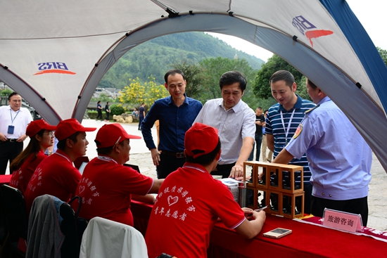 张家界旅游要多少钱 - 爱心不放假，志愿者暖心服务让节日旅途更温馨