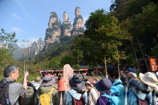 张家界旅游路线 - 张家界十里画廊观光电车今年“吸客”已破100万人