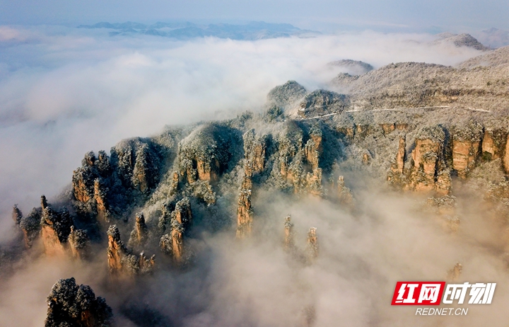 张家界旅游攻略 - 张家界：阳光洒满雪后天子山 绘成绝美风景