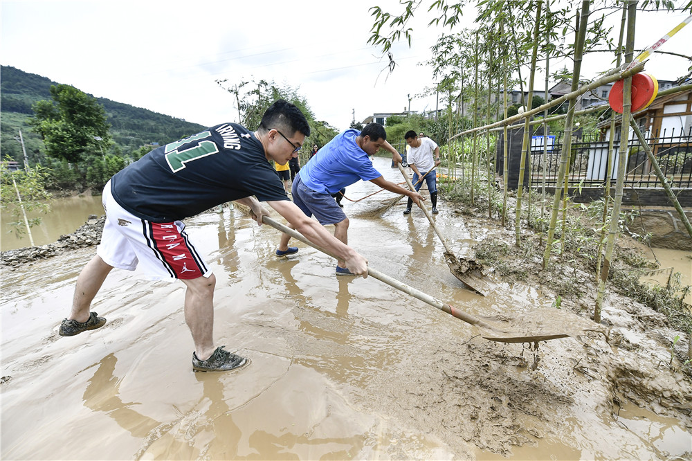 6 . 7月19日，党员干部清扫道路淤泥。 邵颖 摄.jpg