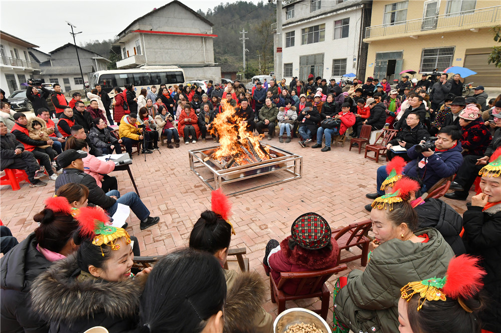 7..  屋场会采访现场。鄢渊 摄.jpg