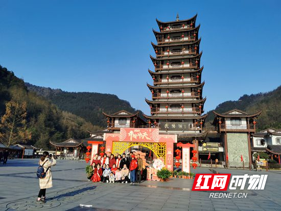 湖南张家界旅游景点 - 武陵源吴家峪门票站缤纷多彩民俗表演喜迎新年