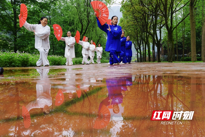 张家界三日游 - 张家界黄龙洞风景区：户外舞太极 乐享清明假期