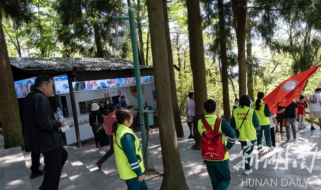 张家界旅游门票 - 张家界：夫妻档“旅游医生”假日坚守，守护游客安全