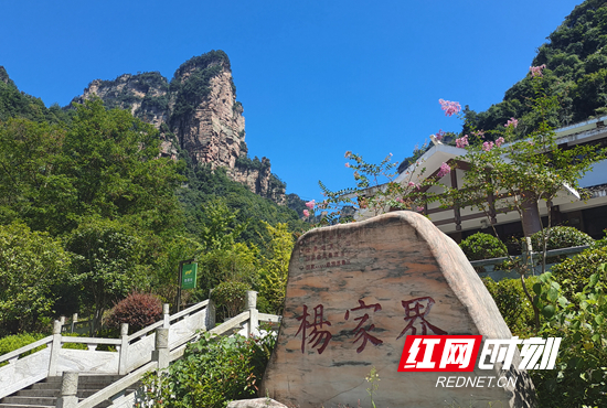 张家界旅游攻略自由行三天 - 张家界武陵源景区：天蓝云逸景如画 游人乐享其间（组图）