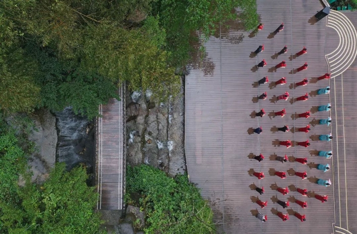 宝峰湖景区：山水之间秀旗袍（组图）