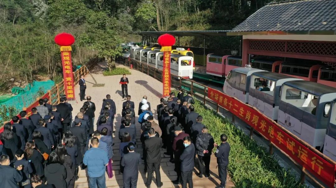 湖南张家界旅游景点 - 萌！张家界景区开通全球首条十二生肖观光电车！